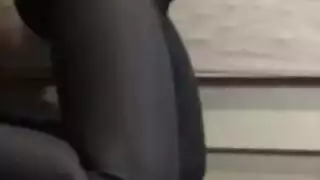 ثنائي عائلي: هؤلاء البنات يستعرضن فتحاتهن ويتم توفيرهن