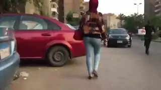 فيلم إباحي: منحرف يسجل طيز حجابة كبيرة أثناء مشيها