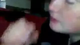 لعبة فموية ساخنة: مص ورضاعة قضيبه حتى النهاية