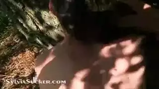 مأخوذة في الغابة: سكس خارجي قاسٍ مع زوجة مسروقة