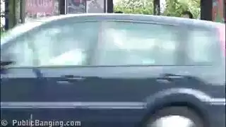 ناك عاهرة جامح في العلن بجوار الحافلات