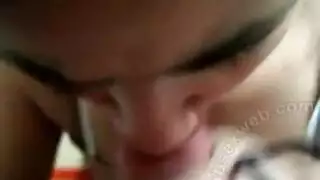 بيبة جزائرية فاجرة تخدم عمودًا كبيرًا وخشنًا في مشهد فموي