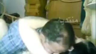 دقّها قضيب النجار يحفر في فتحاتها الضيقة