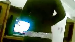 رقصة عربية إباحية: أم متشوقة تظهر مفاتنها بملابس داخلية