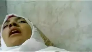 مصرية محجبة تنتاك وتلعب في بزازها