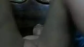 ديلدو ضخم يملأ كسًا محتاجًا بعنف وعمق