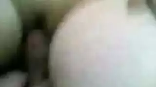 امرأة ناضجة تأخذ قضيب الشاب الصلب