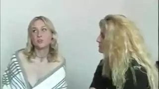 فتاة تشيكية شقراء تسيطر وتركب زبه