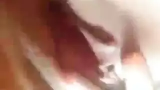 فتاة عربية شقراء تداعب ثدييها الطريين في جلسة عذرية مثيرة