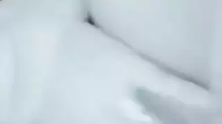 ثدي عربية أبيض كبير يُكشف في هذا المشهد الإباحي الصريح