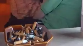 مراهقة تستمني بقوة: هزة جماع من تدليك كسي في الخارج