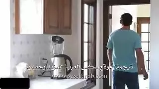 ميلف عربية ساخنة تأخذ عدة قضبان سوداء مشهد كامل