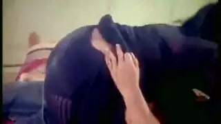 قضيب غير مختون يمدد فرجها الحليق على مصراعيه