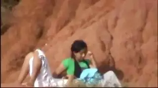 نيك في الصحراء العربية: أثداء كبيرة ترتد على الصخور