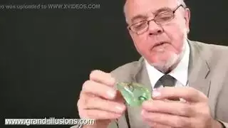 رجل ناضج يمارس جنس شرجي صريح مع فتاة سمراء شابة