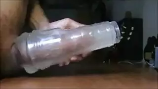 ألعاب دارسي بيل تجعل المراهقة البريطانية تئن وتقذف