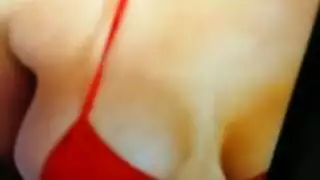 كس محلوق، أصابع في الطيز، ثم جنس عميق في مشهد قاس