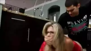 زوج الأب الشبق ينيك زوجة أبيه المستجيبة في المطبخ