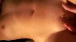 آسيوية صغيرة تستمني بفرجها حتى يقطر سائلاً