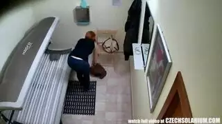 أثداء طبيعية ضخمة على مراهقة ترتدي نظارات في مشهد إباحي صريح