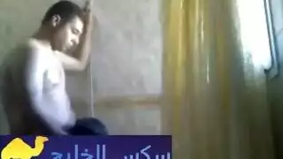 العربية: أجساد مملوءة بالصابون: مشهد بورن كامل في الحمام