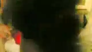 زوجة ساخنة بمؤخرة ضخمة تتعرى وتمارس الجنس في غرفة نوم حبيبها