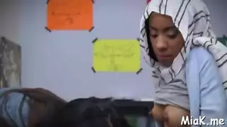 مشهد حجاب إباحي: تعليم فتاة صغيرة على عبادة القضيب وخدمة الأعضاء الذكرية