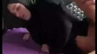 فتاة محجبة تراقب: سكس عربي منزلي حقيقي مع محجبات