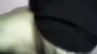 مشهد إباحي: القذف في فم امرأة ترتدي النقاب تمص القضيب