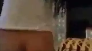 مغازلة الرقص العربية تعرض فرجها الضيق للضرب