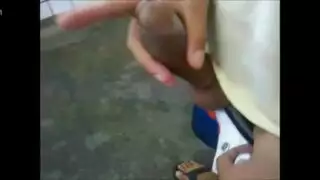 حفلة نيك في حمام عام: عمود غليظ يمددها