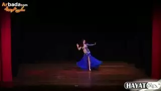 عاهرة مدللة تخلع زيها الأزرق من أجل قضيب