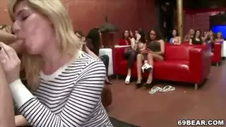 رجل خبير يخلع ملابسه لجماع خام