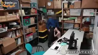  عاهرة مراهقة تفتح ساقيها للشرطي في سيارة الدوريات