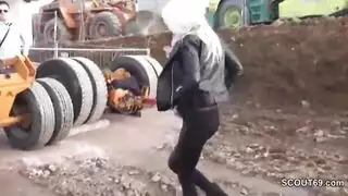 أفلام سكس مدبلجة: جلسة على الوجه وتدفق السوائل مع نساء ناضجات