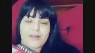 سما المصري تظهر ثدييها عاريتين في فيديو إباحي صريح