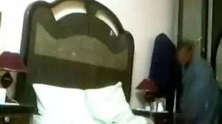 شرموطة مصرية تتوق للنيك الخشن وتحصل عليه