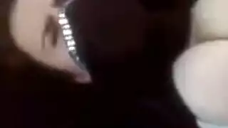سكس سيارات: بدوية تأخذ زب قاسي