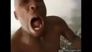 مهووس بالقضيب الأسود الكبير: اختناق بالقضيب وأخذه في المؤخرة