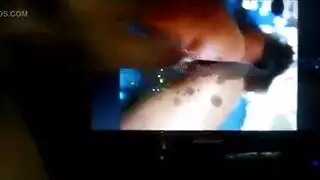 مقرن وسيم يحفر بقسوة بأداته الصلبة الشاحبة