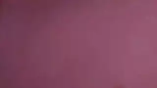 مراهقة متغنجة بمؤخرة ضخمة تكشف عن ثدييها الصغيرين الطبيعيين