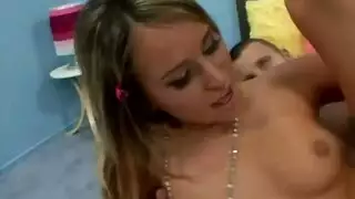 قذف منوي صريح يستهدف شفتيها الجميلة