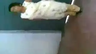 عاهرتان تتصرفان بقذارة في غرفة فندق