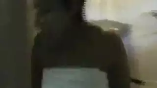 عاهرة تتمتم تُضرب بوضعية الكلب في فيديو إكس إكس إكس خام