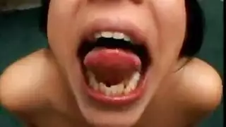 شرموطة تمص ازبار كثيرة ويقذفو في فمها