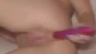 شقراء مراهقة تستكشف صدر المعلمة بينما معلم آخر يراقب