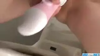 فتاة يابانية كبيرة الصدر تمارس الجنس مع كسها باستخدام هزاز