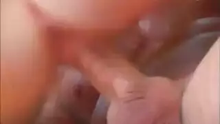 في سن المراهقة في الملابس الداخلية الحمراء يحصل مارس الجنس حلقها ثم يبتلع كل نائب الرئيس