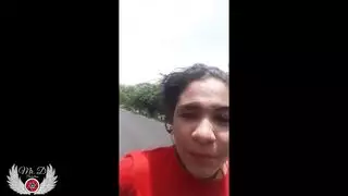 عرض إباحي علني: بينيلوبي أولسن تظهر بزازها العارية وكسها الرطب في العراء