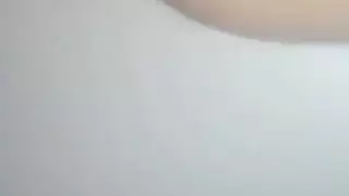 مراهقة شابة تتحمل ثلاثة أعضاء ذكورية في مغامرة جنسية رباعية صريحة